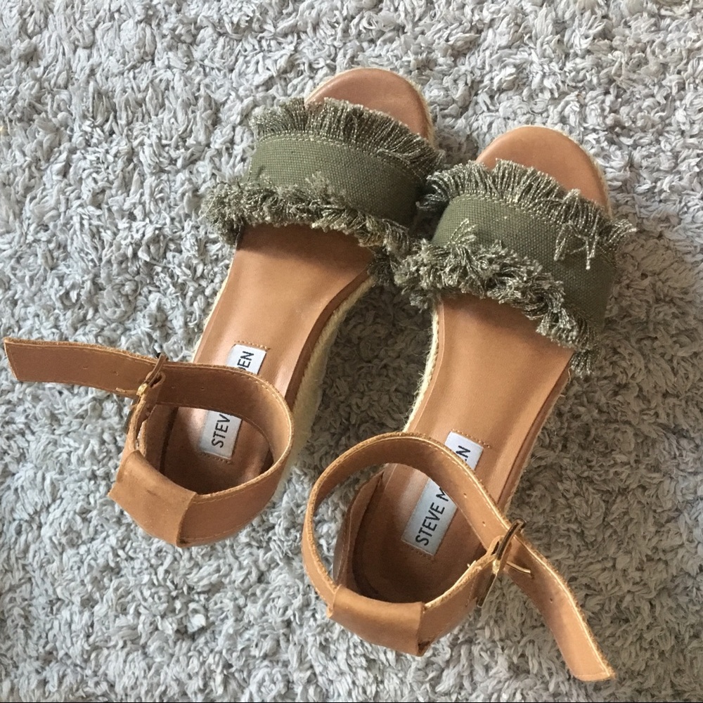 Nearly new! The shoe is in a very good condition.